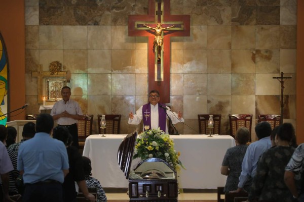 Con aplausos despiden al periodista Amílcar Santamaría