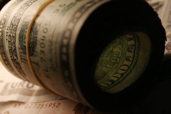 Fluctuaciones favorecen al dólar en inicio de la semana