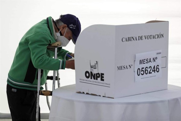 Abren los colegios electorales en Perú para unos comicios marcados por la pademia  