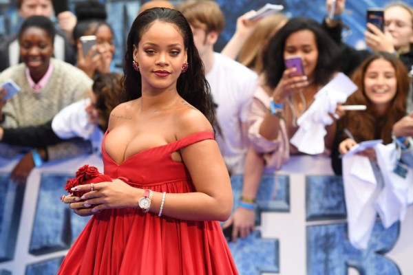 Rihanna y su revelador escote