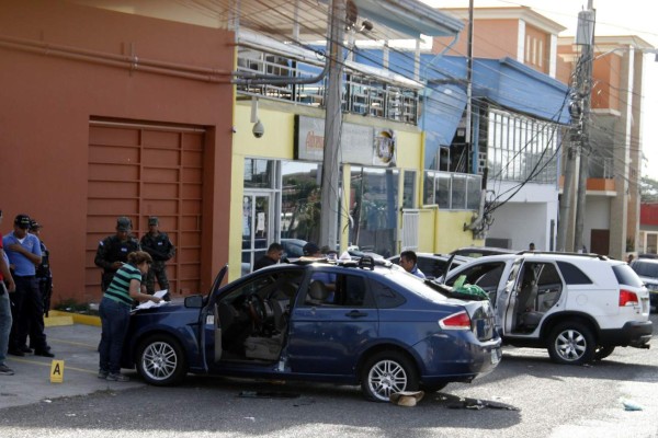 Policía continúa investigación de masacre frente a karaoke