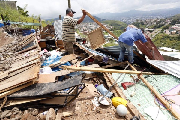 A punto de morir otra familia tras caer muro sobre su casa en la Cerro Grande