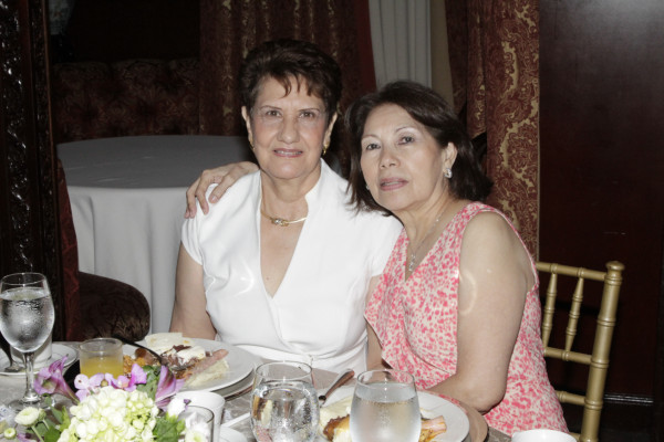 Frances Vargas es agasajada por su pronta boda