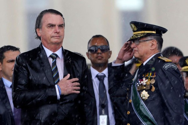 Bolsonaro cambia la cúpula militar de Brasil tras destituir a ministro de Defensa