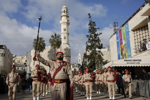 A Palestinian band performs on Manger square in front of the Church of the Nativity in the biblical West Bank city of Bethlehem, on December 24, 2018. (Photo by HAZEM BADER / AFP)
