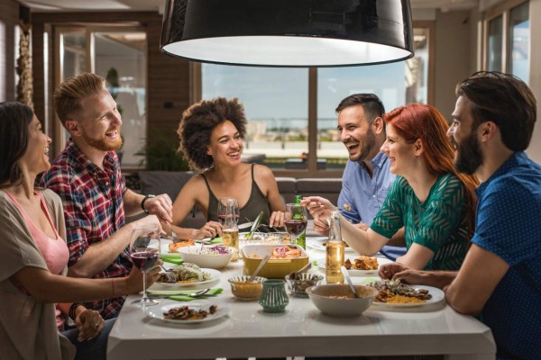 Estudio asocia cenar temprano con menor riesgo de cáncer de mama y próstata