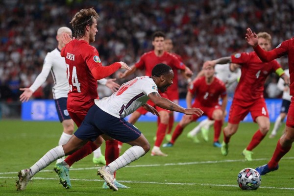 Inglaterra elimina a Dinamarca y logra polémica clasificación a la final de la Eurocopa