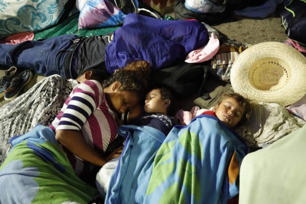 Migrantes hondureños de caravana denuncian separación de familias en México
