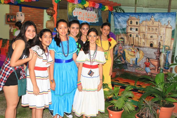 Las alumnas de séptimo grado hicieron una linda champa sobre Comayagua.