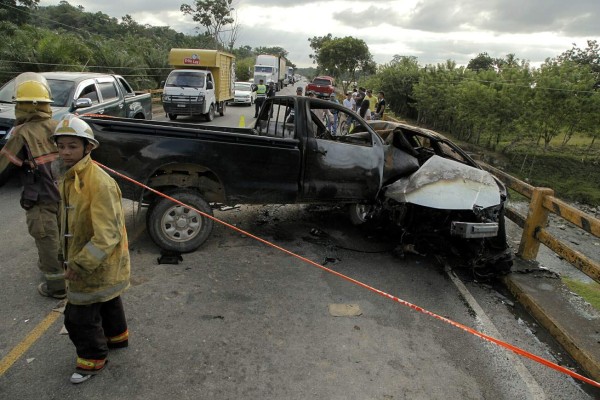 Karina no pudo salir de su vehículo tras el choque en la carretera del litoral atlántico.