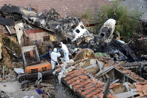 Retiran restos de avión estrellado en Taiwán 