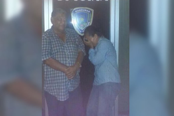 Detienen a pareja con más de 2,000 pies de madera ilegal