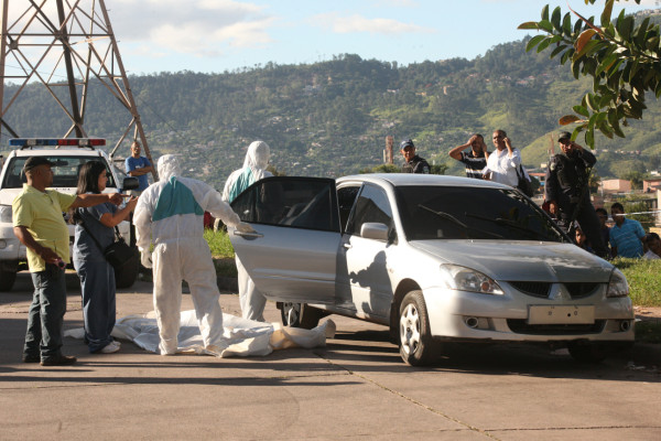 Hallan cadáver de un hombre dentro de carro