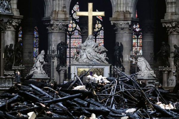 Primera misa en la catedral de Notre Dame tras el incendio