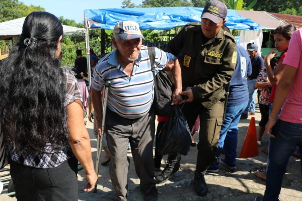 Católicos cumplen promesas en celebración del Cristo Negro