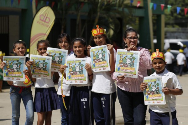 En manos de escolares colección educativa de Cargill y LA PRENSA