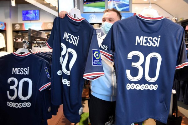 'Messimanía en París: ¿Cuánto cuesta la camiseta oficial del PSG con el nombre de Messi?