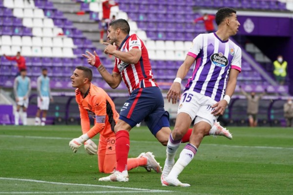 Atletico Madrid's Uruguayan forward Luis Suarez (C) celebrates after scoring during the Spanish league football match Real Valladolid FC against Club Atletico de Madrid at the Jose Zorilla stadium in Valladolid on May 22, 2021. (Photo by CESAR MANSO / AFP)