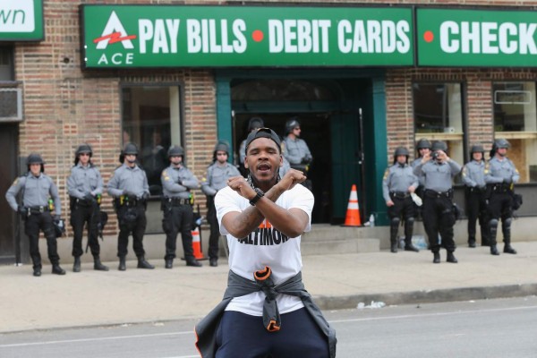 Procesan a seis policías por muerte de joven en Baltimore