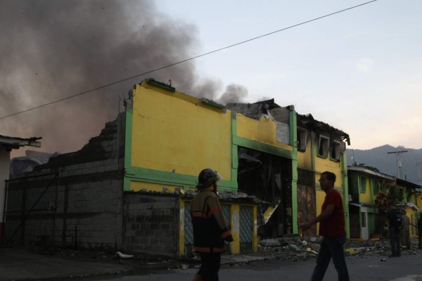 Fuertes pérdidas deja pavoroso incendio en centro de distribución