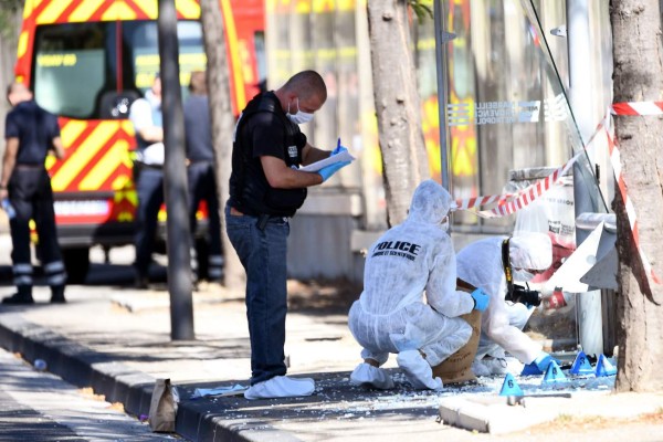 Furgoneta embiste paradas de bus en Marsella: un muerto
