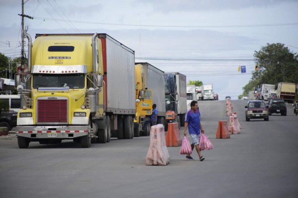 Camiones de carga en el paso fronterizo entre Panamá y Costa Rica. EFE/Carlos Lemos/Archivo