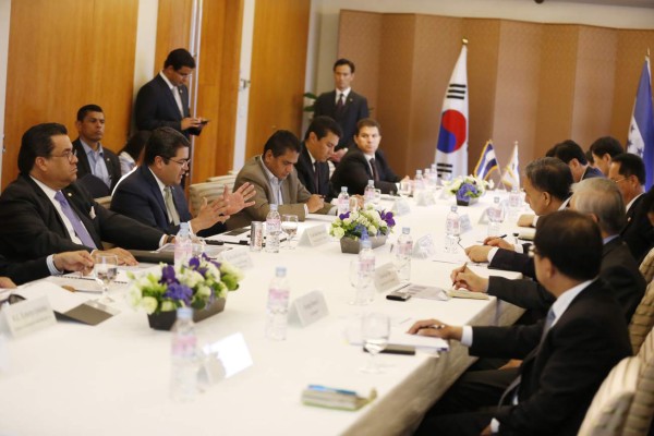 Presidente hondureño inició en Seúl su gira por Asia