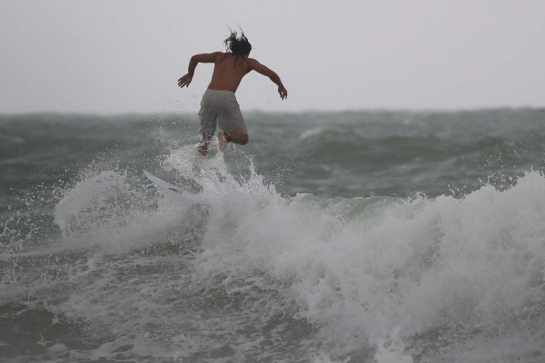 Surfistas se enfrentan a peligrosas olas en Florida, pese a amenaza de Irma