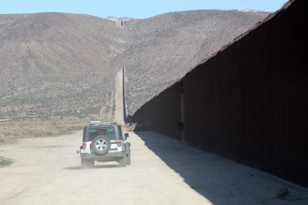 EUA anuncia a las cuatro empresas que construirán los prototipos del muro con México  