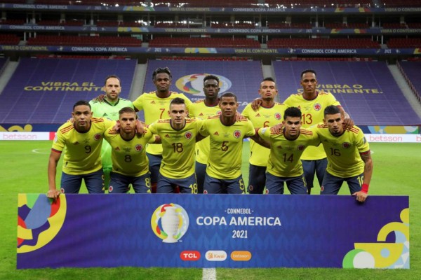 Colombia's football team poses for a picture before the Conmebol 2021 Copa America football tournament quarter-final match against Uruguay, at the Mane Garrincha Stadium in Brasilia, Brazil, on July 3, 2021. (Photo by SILVIO AVILA / AFP)