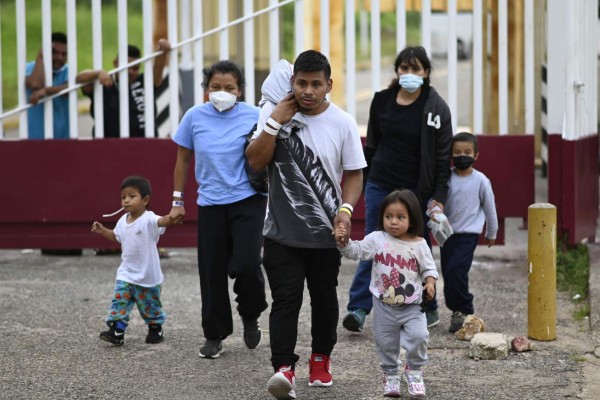 Expulsados de EEUU y México, cientos de migrantes hondureños llegan a diario a Guatemala