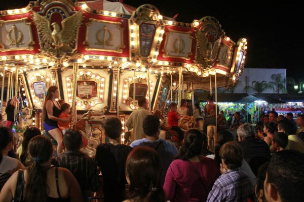 Al máximo disfrutan los sampedranos de la Feria Juniana
