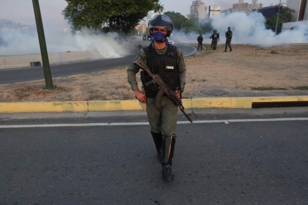 Militares se sublevan contra Maduro y Guaidó llama a toda la Fuerza Armada a sumarse