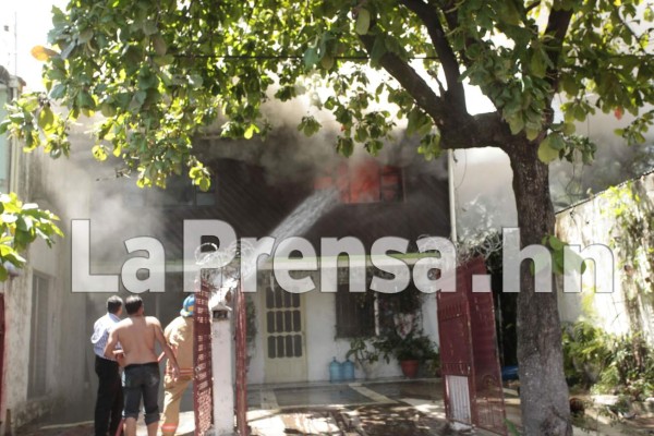 Incendio consume casa en barrio Barandillas de San Pedro Sula