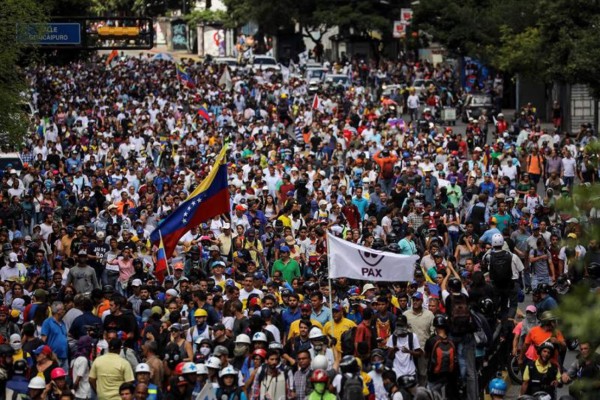 Opositores participan en una manifestación contra la Asamblea Nacional Constituyente hoy, viernes 4 de agosto de 2017, en Caracas (Venezuela). EFE