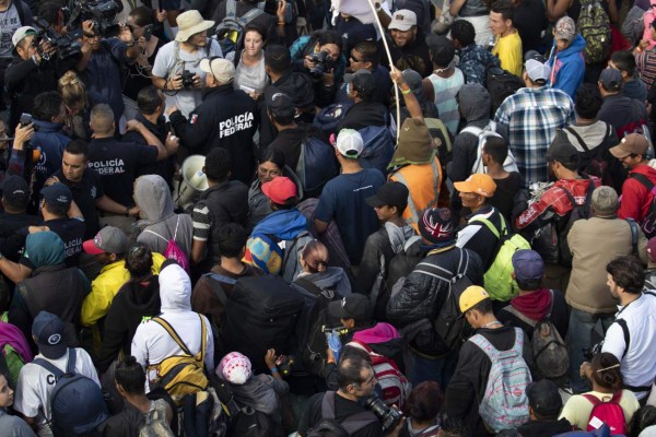 Caravana migrante organiza una manifestación en albergue de Tijuana