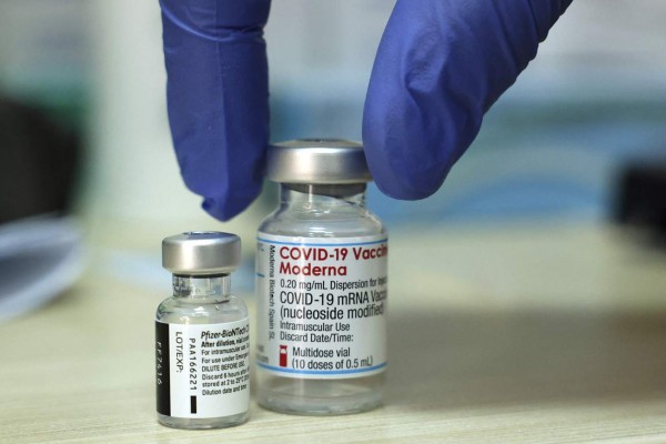 Enfermera antivacuna inyectó solución salina a miles de personas
