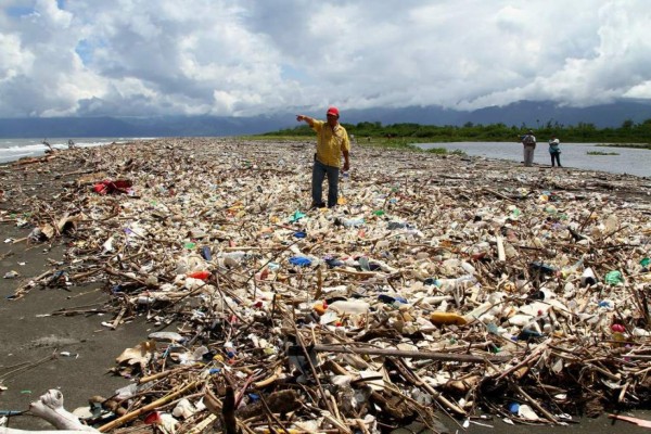 Honduras urge acciones de Guatemala para frenar la basura del río Motagua