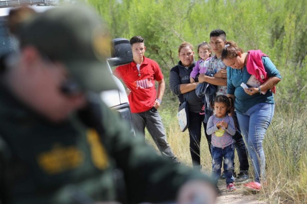 Migrantes piden compensación a Trump por separar a niños en frontera