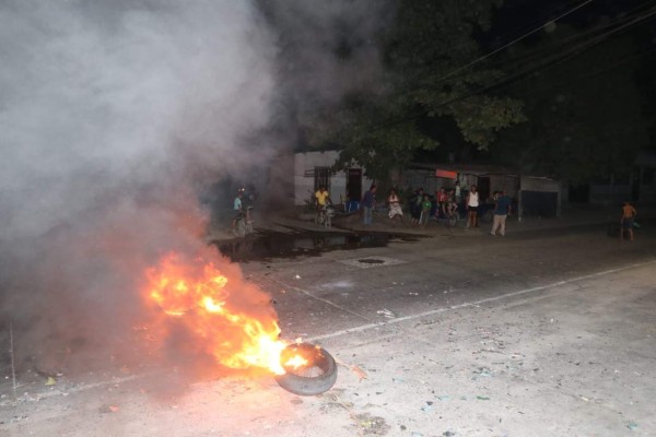 Continuos apagones desesperan a residentes de SPS y La Lima