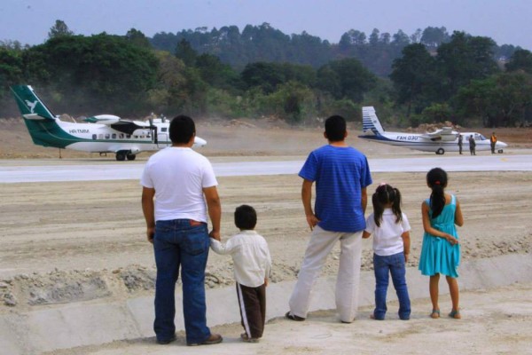 Presidente de Honduras inaugura aeropuerto en su ciudad natal