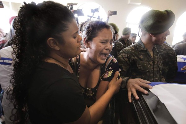Lágrimas y dolor en despedida de policías y militares asesinados