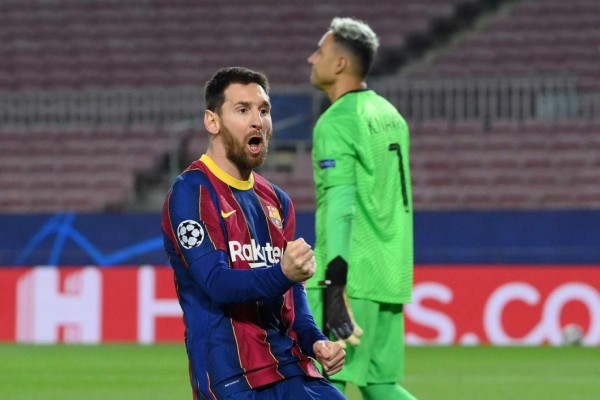 Barcelona's Argentinian forward Lionel Messi celebrates near Paris Saint-Germain's Costa Rican goalkeeper Keylor Navas (back) after scoring a goal during the UEFA Champions League round of 16 first leg football match between FC Barcelona and Paris Saint-Germain FC at the Camp Nou stadium in Barcelona on February 16, 2021. (Photo by LLUIS GENE / AFP)