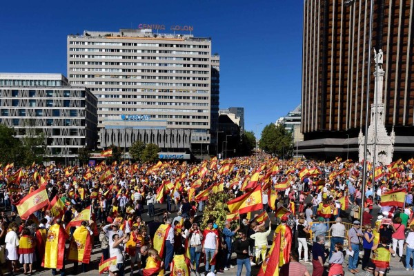 Multitudes gritan por la unidad de España