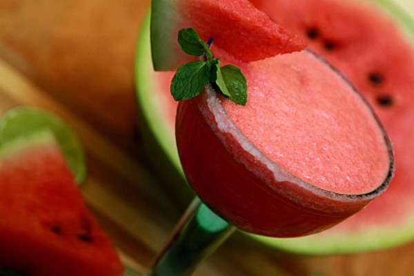 Decorar con hojas de menta y un triángulo de sandía.