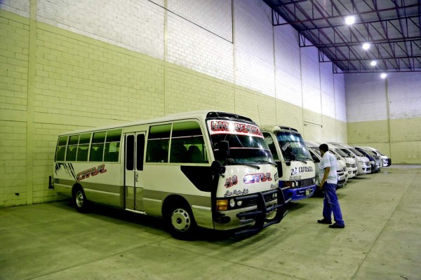 Buses y taxis que circulan sin permiso de operación pagan multa de L11,000