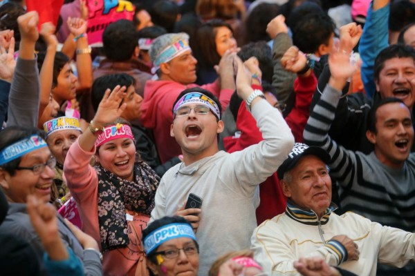 LIM113. LIMA (PERÚ), 05/06/2016.- Seguidores del candidato presidencial Pedro Pablo Kuczynski celebran durante un mitin hoy, domingo 5 de junio de 2016, en una de sus sedes políticas en Lima (Perú). El candidato a la Presidencia de Perú Pedro Pablo Kuczynski roza el triunfo en la segunda vuelta de las elecciones presidenciales de Perú frente a su rival Keiko Fujimori, según el cómputo al 100% de los votos de dos encuestadoras. EFE/Martín Alipaz