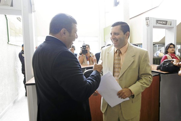 El abogado defensor de Fernández Rosa, Carlos Chajtur (derecha) ayer en la Corte.