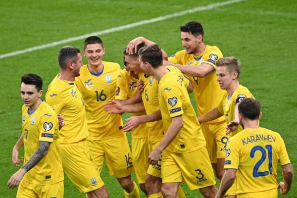 Ukraine's players celebrate scoring the equalizer during the FIFA World Cup Qatar 2022 qualification football match between France and Ukraine at the Stade de France in Saint-Denis, outside Paris, on March 24, 2021. (Photo by Anne-Christine POUJOULAT / AFP)
