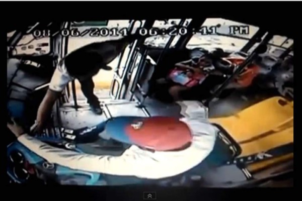 Video: Chofer frustra asalto a bus enfrentándose con el delincuente